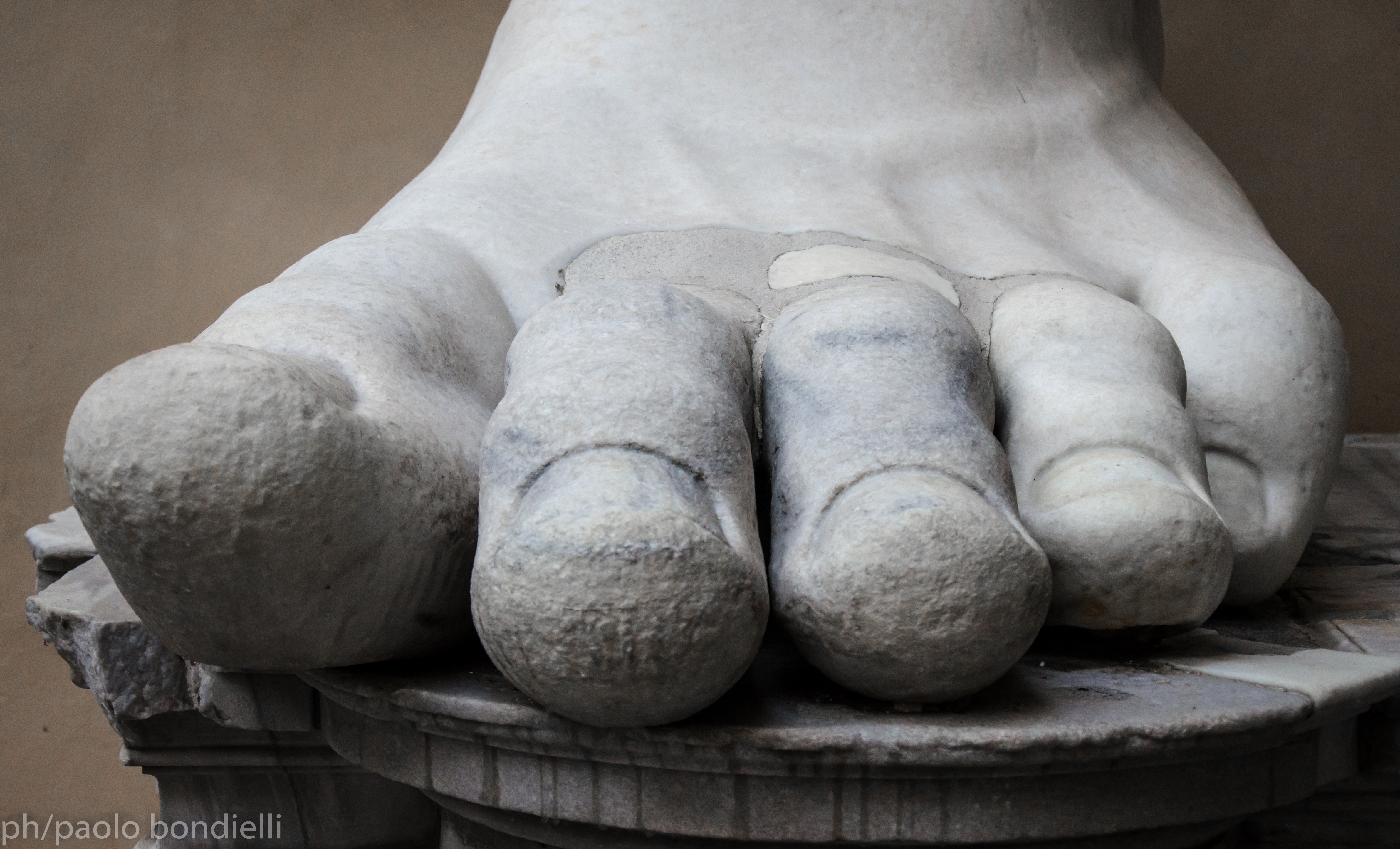 ph/Paolo Bondielli - L'enorme piede con la perfetta resa delle unghie