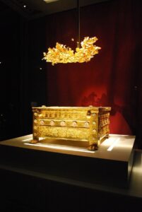 Diadema e cassetta ossario dalla tomba di Filippo II