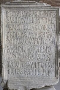 Epigrafe messa in posa in occasione del restauro dell'Anfiteatro Flavio dopo un terremoto / ph Veronica Quintili