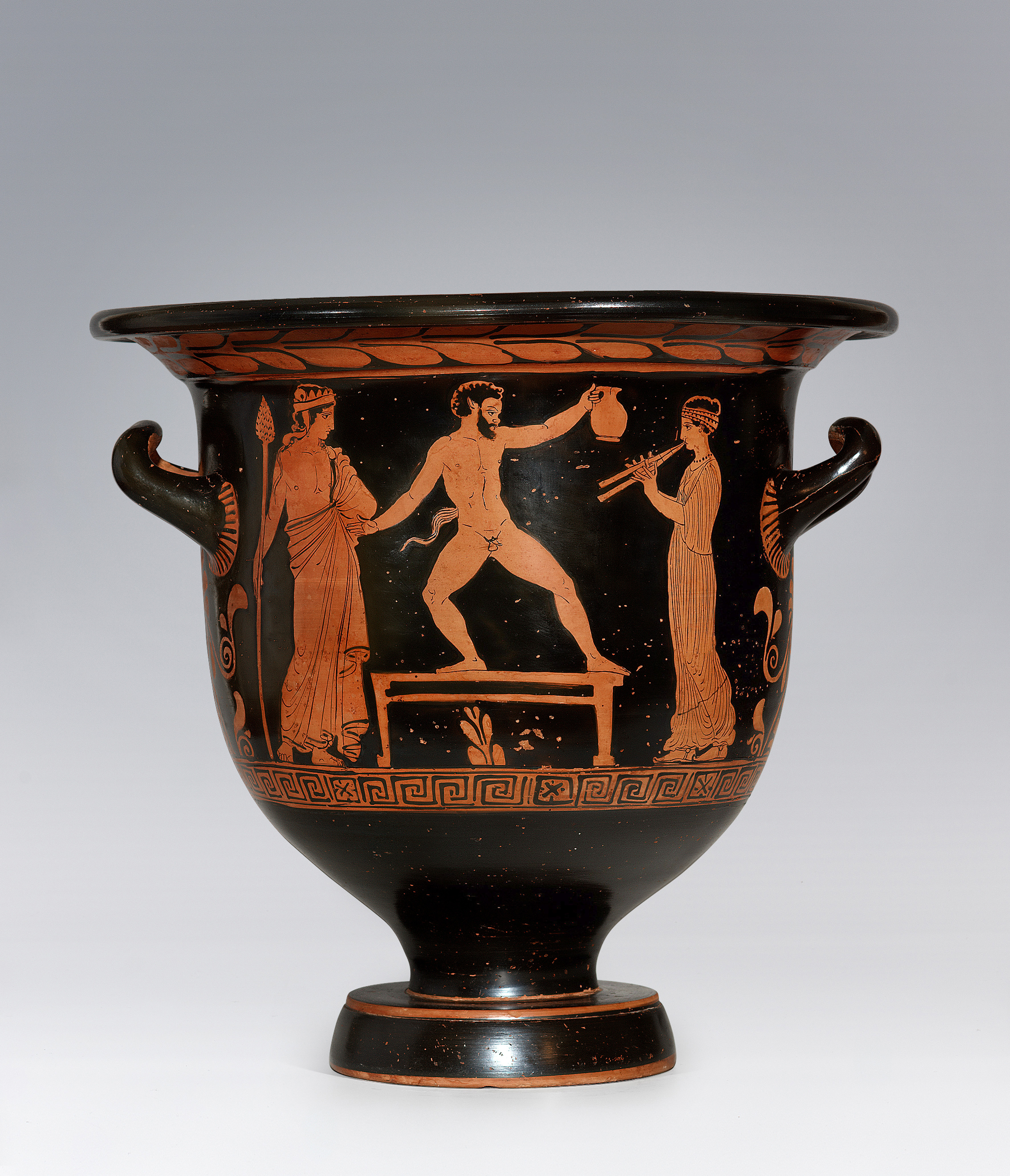 Cratere a campana apulo a figure rosse Pittore di Sisifo, 420-410 a.C. Danza satiresca Collezione Intesa Sanpaolo 