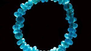 Collana in vetro blu trovata tra i gioielli di donna dell’antica Danimarca. Credit Roberto Fortuna e Kira Ursem
