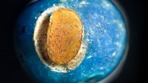 Un'elaborata perla di vetro con ambra inclusa, trovata nella tomba danese di 3400 anni fa, proveniente dall'antico Egitto. Credit Roberto Fortuna and Kira Ursem