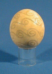 Uovo di struzzo decorato con incisioni a spirale. Nuovo Regno. (Courtesy of http://www.globalegyptianmuseum.org/detail.aspx?id=339 )