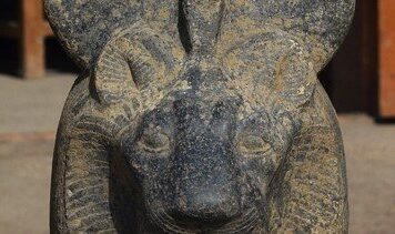 Rinvenute statue della dea Sekhmet e blocchi di sfingi nell’antica Tebe