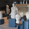 Vista sul secondo piano del Museo di Troia. In primo piano a destra la statua del Triton Kentauros, a sinistra dell’Imperatore Romano Adriano e sullo sfondo il sarcofago di Polissena. (ph. Troya Muzesi – Troy Museum offical page)