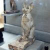 Una Delle Centinaia Di Statue Feline (ph. Moa)