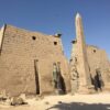 Il Primo Pilone Del Tempio Di Luxor Con All’estrema Sinistra I Frammenti Del Sesto Colosso Di Ramesse II (ph. Hussein Mahmuod Abdel Salam)