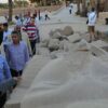 I frammenti della statua di Ramesse II sul cortile del Tempio dei Luxor (ph. MoA)