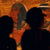 Visitatori Nella Tomba Di Tutankhamon. Qui Si Vedono Benissimo Le Macchie Scure Che Hanno Intaccato Le Pittore Secoli Fa (ph. Reuters)