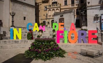 L’infiorata di Candela, una festa colorata dai molti link.