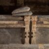 7_Ipogeo-dei-Cristallini_particolare-letto-sarcofago-ipogeo-C-©-Luciano-e-Marco-Pedicini-315×420
