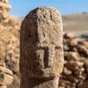 Karahan Tepe: su un pilastro a «T» un volto umano. Svolta nell’archeologia neolitica
