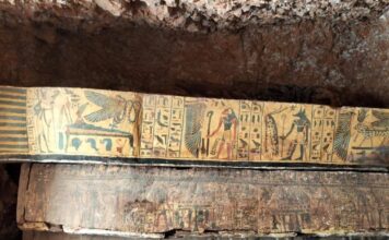 Scoperto deposito di sarcofagi e mummie di Cantori e Cantrici di Amon con rotoli di papiro ancora sigillati