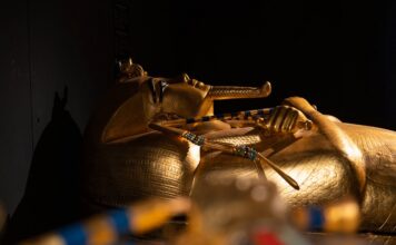 Tutankhamon a Bologna: repliche del tesoro del faraone in mostra Copia della maschera di Tutankhamon. Ph. Mostra Tutankhamon Bologna ©Carlo Marrazzo